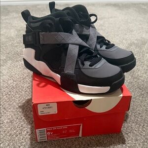 Nike Air Raid (GS) youth size 6. Brand new in box.
